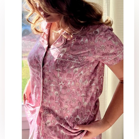 NWT Pink Mushroom Notch Collar Short Pajama Set Pink White Taupe - Picture 1 of 11